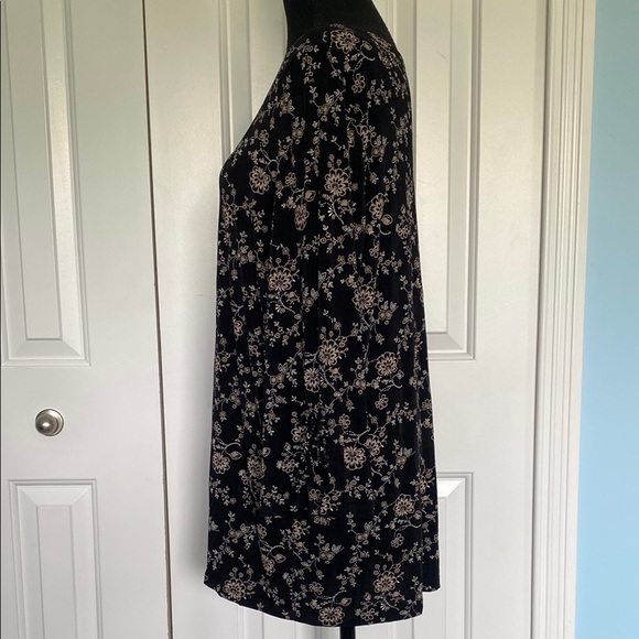 Beautiful Studio 1940 2X Black Top With Cream Floral Pattern With Strawberries - Picture 3 of 6